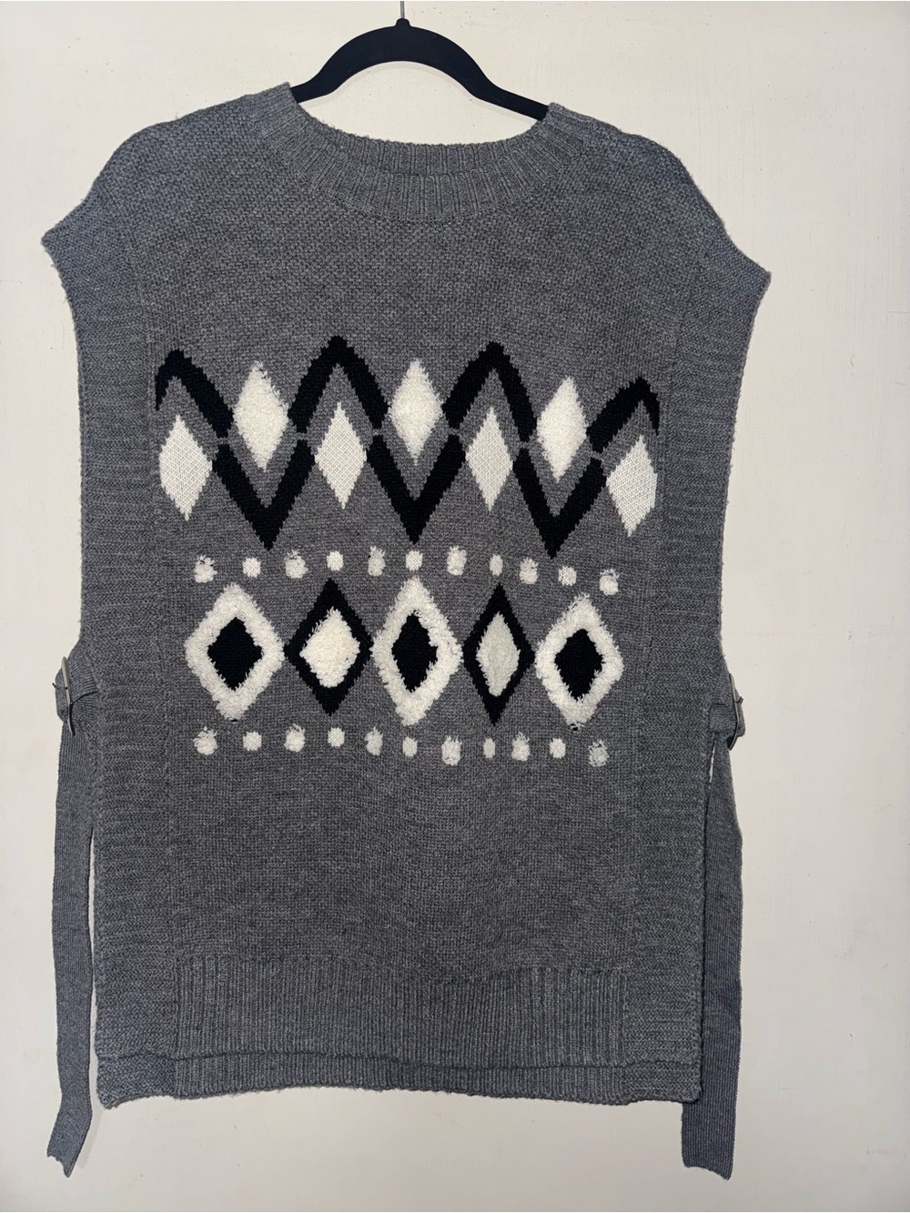 Gray Sleeveless Knit Vest with Diamond Intarsia